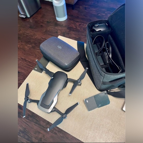 DJI - Mavic Air drone with Remote Controller - Onyx
Black - Picture 2 of 3